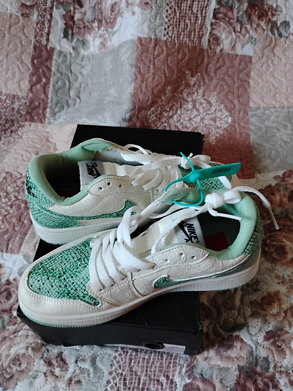 Nike Men's White and Green Low-Top Sneakers - Picture 3 of 4